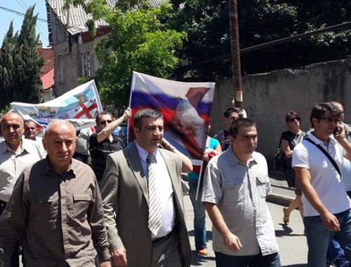 Шествие за восстановление дипломатических отношений с Россией, организованное коалицией неправительственных организаций "Евразийский выбор – Грузия". Второй справа - руководитель коалиции Арчил Чкоидзе. Тбилиси, 28 мая 2014 г. Фото Майи Хинчагашвили, https://www.facebook.com/achiko.chkoidze/photos_all