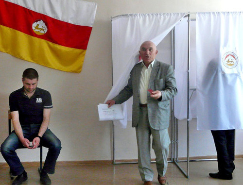 Голосование на выборах в парламент Южной Осетии. Цхинвал, 8 июня 2014 г. Фото Марии Котаевой для "Кавказского узла"