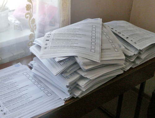 Избирательные бюллетени для голосования на выборах в парламент Южной Осетии. Цхинвал, 8 июня 2014 г. Фото Марии Котаевой для "Кавказского узла"