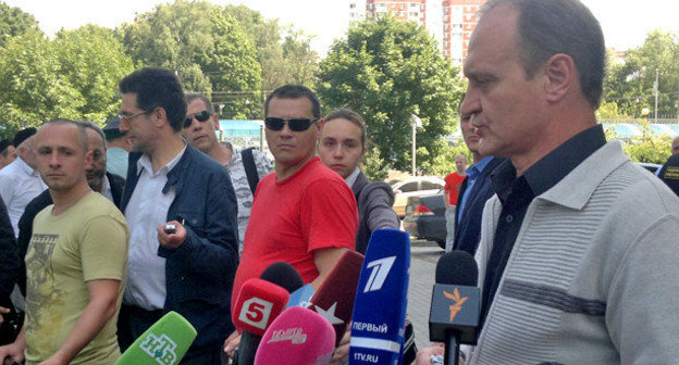 Владимир Щербаков, отец Егора Щербакова дает интервью журналистам. Москва, 6 июля 2014 г. Фото Юлии Буславской для "Кавказского узла"

