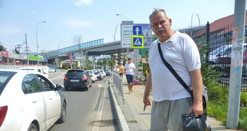 Сергей Сорочинский показывает, что он не заезжал на тротуар и не мог на него заехать ввиду высоты бордюров. Сочи, 17 июля 2014 г. Фото Светланы Кравченко для "Кавказского узла" Сергей Сорочинский показывает, что он не заезжал на тротуар и не мог на него заехать ввиду высоты бордюров. Сочи, 17 июля 2014 г. Фото Светланы Кравченко для "Кавказского узла"