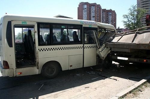 ДТП возле дома 27 по ул. Королева г. Ростова-на-Дону. Июль, 2014. Фото сайт: Управление ГИБДД ГУ МВД России по Ростовской области. http://www.gibdd.ru/r/61/accident/884823/ ДТП возле дома 27 по ул. Королева г. Ростова-на-Дону. Июль, 2014. Фото сайт: Управление ГИБДД ГУ МВД России по Ростовской области. http://www.gibdd.ru/r/61/accident/884823/