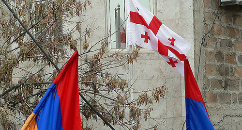 Армянский и грузинский флаги украшают здание. Фото: http://lratvakan.com/news/10577.html Армянский и грузинский флаги украшают здание. Фото: http://lratvakan.com/news/10577.html