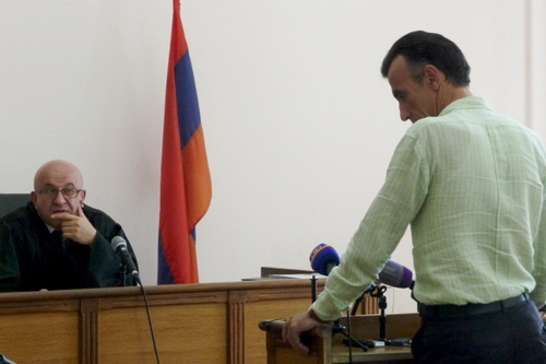 Судья допрашивает потерпевшего по делу лидера партии "Цегакрон" Шанта Арутюняна и других участников акции 5 ноября 2013 года - старшего сотрудника  полиции Генриха Леонского. Ереван, 23 июля 2014 г. Фото Армине Мартиросян для "Кавказского узла"