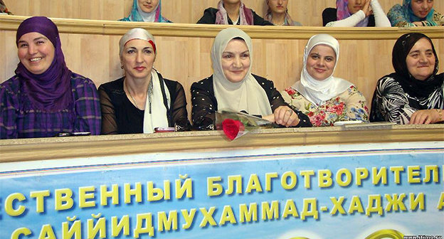 Выпускной вечер в  здании фонда им. Сайидмухаммада-хаджи Абубакарова, июнь 2011 год. Фото: http://itir.my1.ru/news/poslednij_zvonok_v_gumanitarno_pedagogicheskom_kolledzhe/2011-06-01-646