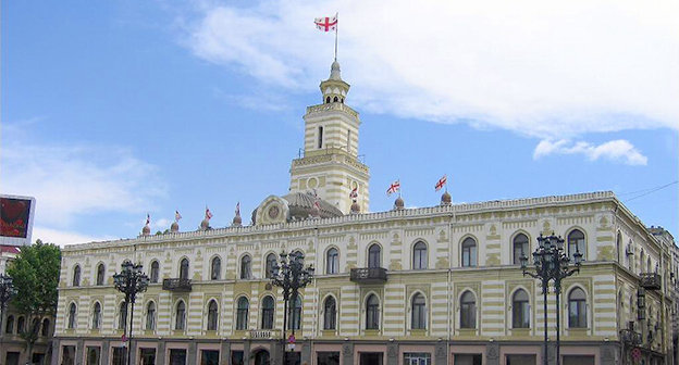 Здание сакребуло города Тбилиси. Фото: Википедия, загружено Finavon. 
https://ru.wikipedia.org