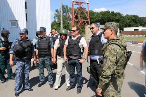 Наблюдатели ОБСЕ и представители Южного таможенного управления агентства "Росграница" на КПП "Гуково" в Ростовской области. 31 июля 2014 г. Фото: © Официальный сайт Федерального агентства по обустройству государственной границы Российской Федерации, www.rosgranitsa.ru Наблюдатели ОБСЕ и представители Южного таможенного управления агентства "Росграница" на КПП "Гуково" в Ростовской области. 31 июля 2014 г. Фото: © Официальный сайт Федерального агентства по обустройству государственной границы Российской Федерации, www.rosgranitsa.ru