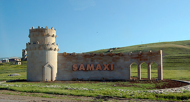 Стелла при въезде в город Шамахы. Азербайджан. Фото Светланы Джафаровой https://ru.wikipedia.org, лицензия CC BY-SA 3.0
