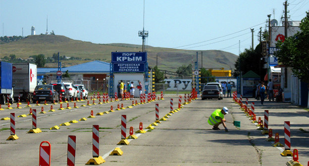 Полупустая площадка для автомобилей перед погрузкой на паром. Порт "Крым", 2014.  Фото Нины Тумановой для "Кавказского узла"