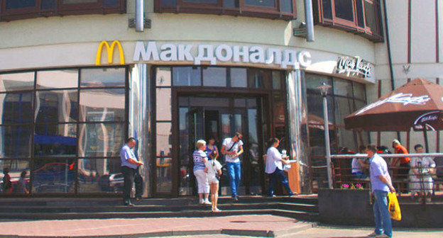Ресторан сети McDonald's. Фото: AlexTref871 https://ru.wikipedia.org