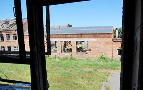 Вид из окна мастерских, откуда боевики вели огонь по залу. Беслан. Фото Leon https://ru.wikipedia.org