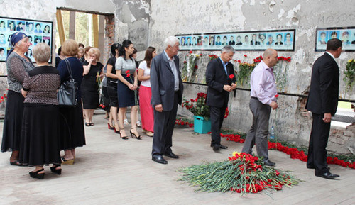 У фотографий погибших в результате теракта. Беслан, 1 сентября 2012 г. Фото Эммы Марзоевой для "Кавказского узла"