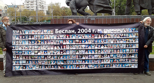Пикет памяти о жертвах теракта в школе
города Беслана 1 сентября 2004 года, Москва. Фото корреспондента "Кавказского узла" Пикет памяти о жертвах теракта в школе
города Беслана 1 сентября 2004 года, Москва. Фото корреспондента "Кавказского узла"
