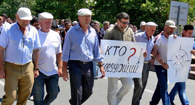 Траурное шествие в связи с убийством журналиста Ахмеднаби Ахмеднабиева. Махачкала, 9 июля 2013 г.  Фото Патимат Махмудовой для «Кавказского узла»