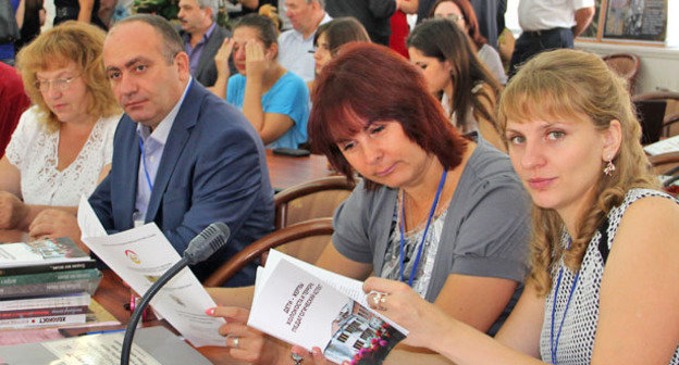 Участники второго международного форума"Дети - жертвы террора в новейшей истории: проблемы исторической памяти", приуроченного к 10-й годовщине трагедии в Беслане. Северная Осетия, Владикавказ, 3 сентября 2014 г. Фото Харитона Кабисова для "Кавказского узла"