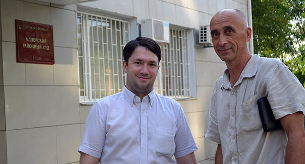 Слева Роман Шикарев, справа Владимир Кимаев
У входа в здание суда Адлерского района. Фото Светланы Кравченко для "Кавказского узла"