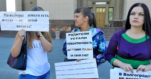 Пикет с требованием обеспечить детей местами в детсадах. Волгоград, 6 сентября 2014 г. Фото Татьяны Филимоновой для "Кавказского узла" Пикет с требованием обеспечить детей местами в детсадах. Волгоград, 6 сентября 2014 г. Фото Татьяны Филимоновой для "Кавказского узла"