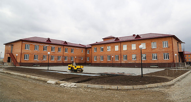 Новое здание коррекционной школы, Малгобекский район, Ингушетия, март 2014. Фото: http://www.ingushetia.ru/photo/archives/020185.shtml 