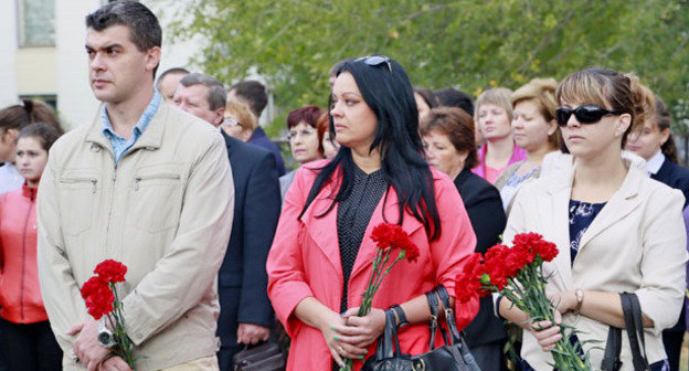 Участники траурных мероприятий в годовщину теракта 1999 года. Волгодонск, 16 сентября 2014 г. Фото: официальный сайт Администрации города Волгодонска http://volgodonskgorod.ru/node/9215