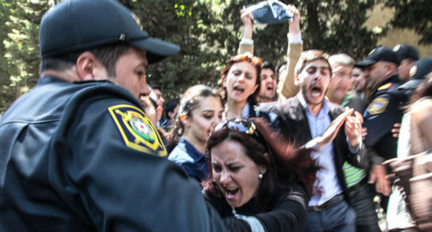 Полиция разгоняет протестующих против вынесения судебного приговора активистам движения Nida. Баку, 6 мая 2014 г.  Фото Азиза Каримова для «Кавказского узла»