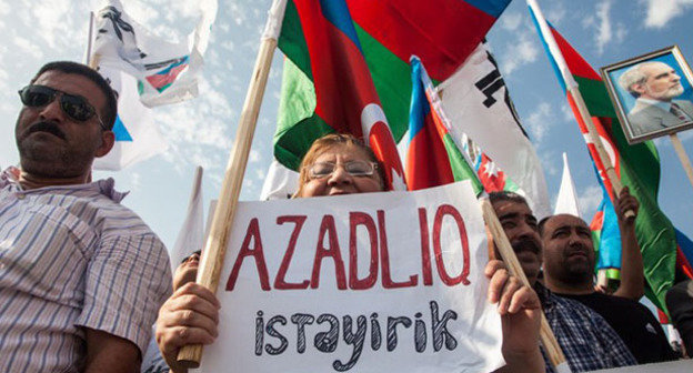 Участница митинга оппозиции держит плакат «Хотим свободы!». Баку, 18 августа 2013 г. Фото Азиза Каримова для «Кавказского узла»
