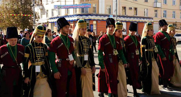 Участники Шестого Международного фестиваля адыгской культуры в шествии по улицам Майкопа. 2 октября 2014 г. Фото пресс-службы министерства культуры Республики Адыгея, https://www.facebook.com/groups/685045851584727/photos