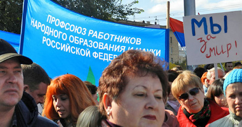 Участники митинга "За достойный труд" выступили против "войны санкций". Волгоград, 7 октября 2014 г. Фото Татьяны Филимоновой для "Кавказского узла" Участники митинга "За достойный труд" выступили против "войны санкций". Волгоград, 7 октября 2014 г. Фото Татьяны Филимоновой для "Кавказского узла"