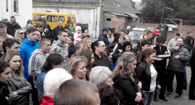 Митинг, посвященный драке в Минеральных водах. 28 сентября 2014 г.  Фото: Блокнот Ставрополь http://bloknot-stavropol.ru/news/na-mitinge-v-minvodah-policija-dokazyvala-chto-cakanjan---kazak-a-ne-sotrudnik-policii