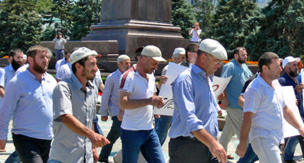 Траурное шествие в связи с убийством журналиста Ахмеднаби Ахмеднабиева. Махачкала, 9 июля 2013 г. Фото Патимат Махмудовой для «Кавказского узла»