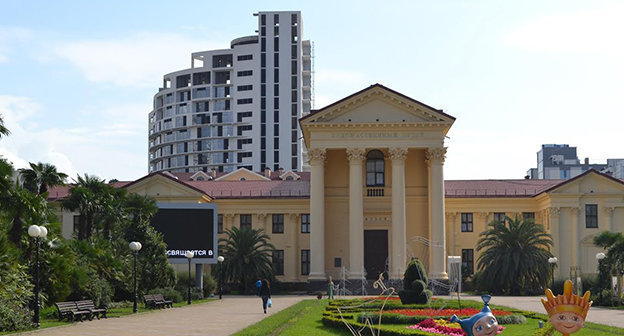 Вид на высотку с площади искусств у исторического здания художественного музея. Фото Светланы Кравченко для "Кавказского узла"
