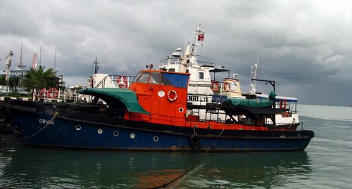 Пассажирское судно в порту Батуми. На заднем плане - здание батумского морвокзала. Фото Юлии Кашеты для "Кавказского узла".
