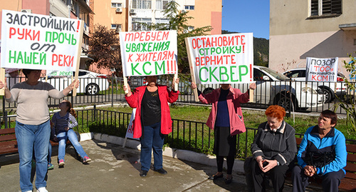 Плакаты на митинге жителей микрорайона КСМ, Сочи 19 октября. Фото Светланы Кравченко для "Кавказского узла"