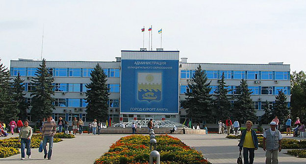 Администрация Анапы. Фото Артёма Топчего, https://ru.wikipedia.org/wiki/%C0%ED%E0%EF%E0#mediaviewer/File:Anapa._Administration.JPG