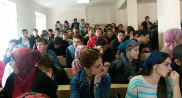 Студенты Дагестанского государственного педагогического университета, 22 октября 2014. Фото студентки ДГПУ Ашуры Абакаровой, 
http://dagestan.rusplt.ru/index/studenty_DGPU_obyavili_golodovku-13781.html