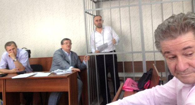 Курман-Али Байчоров (в центре) в зале суда. Фото:  Информационно-аналитический канал ANSAR http://www.ansar.ru/sobcor/2014/08/26/52798