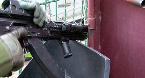 Автоматическое оружие в руках сотрудника спецслужб. Фото: http://nac.gov.ru/files/6492.jpg