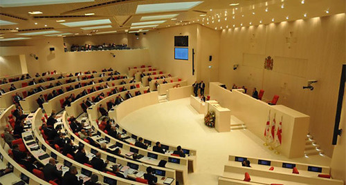 Зал заседаний парламента Грузии, Кутаиси. Фото: https://upload.wikimedia.org/wikipedia/commons/f/f1/Parliament_of_Georgia_in_Kutaisi.jpg Зал заседаний парламента Грузии, Кутаиси. Фото: https://upload.wikimedia.org/wikipedia/commons/f/f1/Parliament_of_Georgia_in_Kutaisi.jpg