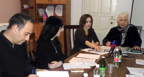 Председатель ОНК КЧР Асият Хабичева (справа) на пресс-конференции. КЧР, 13 ноября 2014 г. Фото корреспондента "Кавказского узла"
