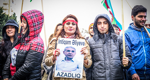 Участник протестного митинга держит в руках портрет Интигама Алиева. Фото Азиза Каримова для "Кавказского узла" Участник протестного митинга держит в руках портрет Интигама Алиева. Фото Азиза Каримова для "Кавказского узла"