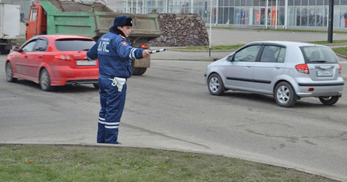 Регулировщик движения. Фото: госавтоинспекция МВД России http://www.gibdd.ru/ Регулировщик движения. Фото: госавтоинспекция МВД России http://www.gibdd.ru/