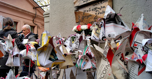 Возложение бумажных цветов к мемориальной доске Анны Политковской.  Москва, 7 октября 2014 г. Фото Аиды Магомедовой для «Кавказского узла»