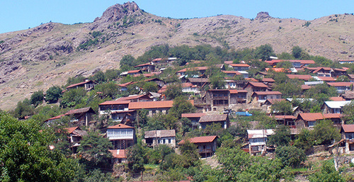 Село Туми Гадрутского района Арцаха. Фото: Artash, https://ru.wikipedia.org/wiki/%C3%E0%E4%F0%F3%F2%F1%EA%E8%E9_%F0%E0%E9%EE%ED_%28%CD%CA%D0%29 Село Туми Гадрутского района Арцаха. Фото: Artash, https://ru.wikipedia.org/wiki/%C3%E0%E4%F0%F3%F2%F1%EA%E8%E9_%F0%E0%E9%EE%ED_%28%CD%CA%D0%29