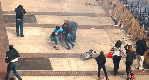 Первые минуты после взрыва в Бостоне. Фото: Aaron Tang, https://ru.wikipedia.org/wiki/%D0%91%D1%80%D0%B0%D1%82%D1%8C%D1%8F_%D0%A6%D0%B0%D1%80%D0%BD%D0%B0%D0%B5%D0%B2%D1%8B#mediaviewer/File:1st_Boston_Marathon_blast_seen_from_2nd_floor_and_a_half_block_away.jpg