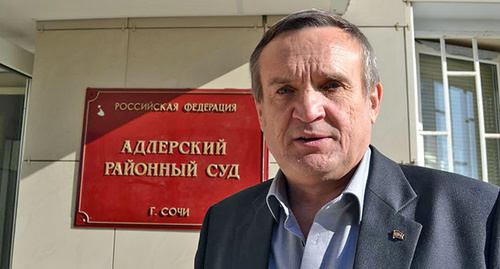 Игорь Васильев у входа в здание суда. Фото Светланы Кравченко для "Кавказского узла" Игорь Васильев у входа в здание суда. Фото Светланы Кравченко для "Кавказского узла"
