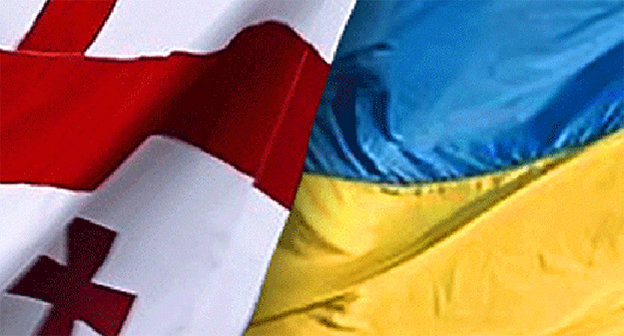 Флаги Украины и Грузии. Фото: http://newsukraine.com.ua/news/233922-ukraina-i-gruziya-obsudili-voennoe-sotrudnichestvo/

