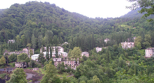 Вид на район Акамара города Ткуарчал, Абхазия. Фото: Alaexis, https://ru.wikipedia.org/wiki/%D0%A2%D0%BA%D0%B2%D0%B0%D1%80%D1%87%D0%B5%D0%BB%D1%8C%D1%81%D0%BA%D0%B8%D0%B9_%D1%80%D0%B0%D0%B9%D0%BE%D0%BD#mediaviewer/File:Akarmara.jpg Вид на район Акамара города Ткуарчал, Абхазия. Фото: Alaexis, https://ru.wikipedia.org/wiki/%D0%A2%D0%BA%D0%B2%D0%B0%D1%80%D1%87%D0%B5%D0%BB%D1%8C%D1%81%D0%BA%D0%B8%D0%B9_%D1%80%D0%B0%D0%B9%D0%BE%D0%BD#mediaviewer/File:Akarmara.jpg