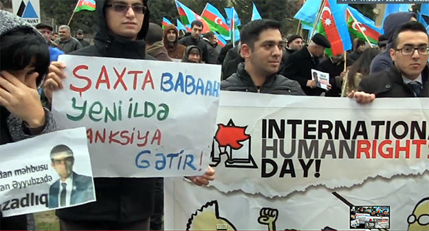 Участники митинга в Баку. Фото: Стоп-кадр видео "Кавказского узла", http://www.youtube.com/watch?v=z1D6tYumVu8#t=17
