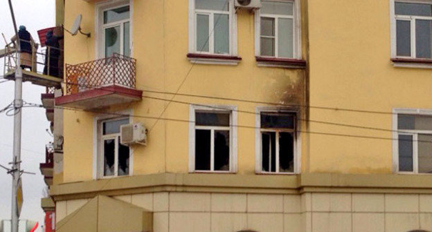 Возгорание в квартире, где расположен офис Сводной мобильной группы (СМГ). Грозный, 15 декабря 2014 г. Фото Ахмеда Альдебирова для "Кавказского узла"