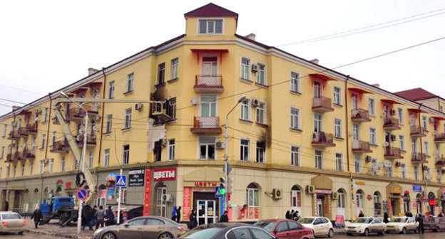 Здание в котором находится офис Сводной мобильной группы после пожара. Грозный, 14 декабря 2014 г. Фото Ахмеда Альдебирова для "Кавказского узла"