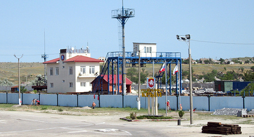 Площадка при въезда в порт "Крым". Фото Нины Тумановой для "Кавказского узла" Площадка при въезда в порт "Крым". Фото Нины Тумановой для "Кавказского узла"